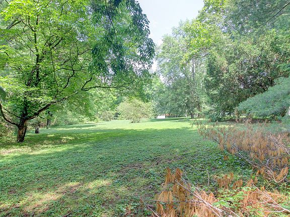 3rd image of 935 Circle Dr