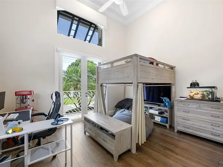 2307 N Riverside Dr — Photo 42