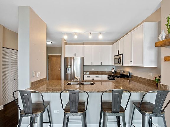 3rd image of 451 W Huron St Unit 1004