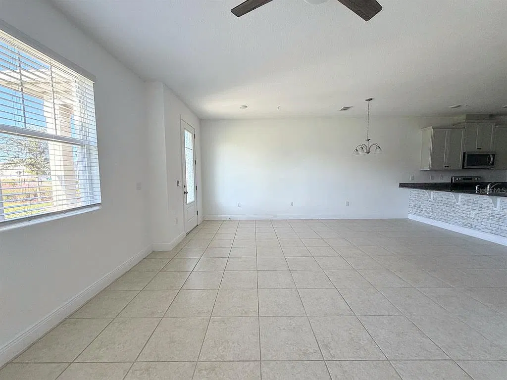 3 bed, 2.5 bath, 1476 sqft, $2,500 — Photo 3