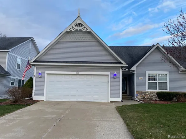 316 Victoria Park Dr, Howell, MI 48843