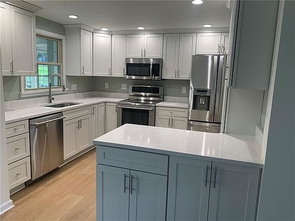 4th image of 170 Karen Dr