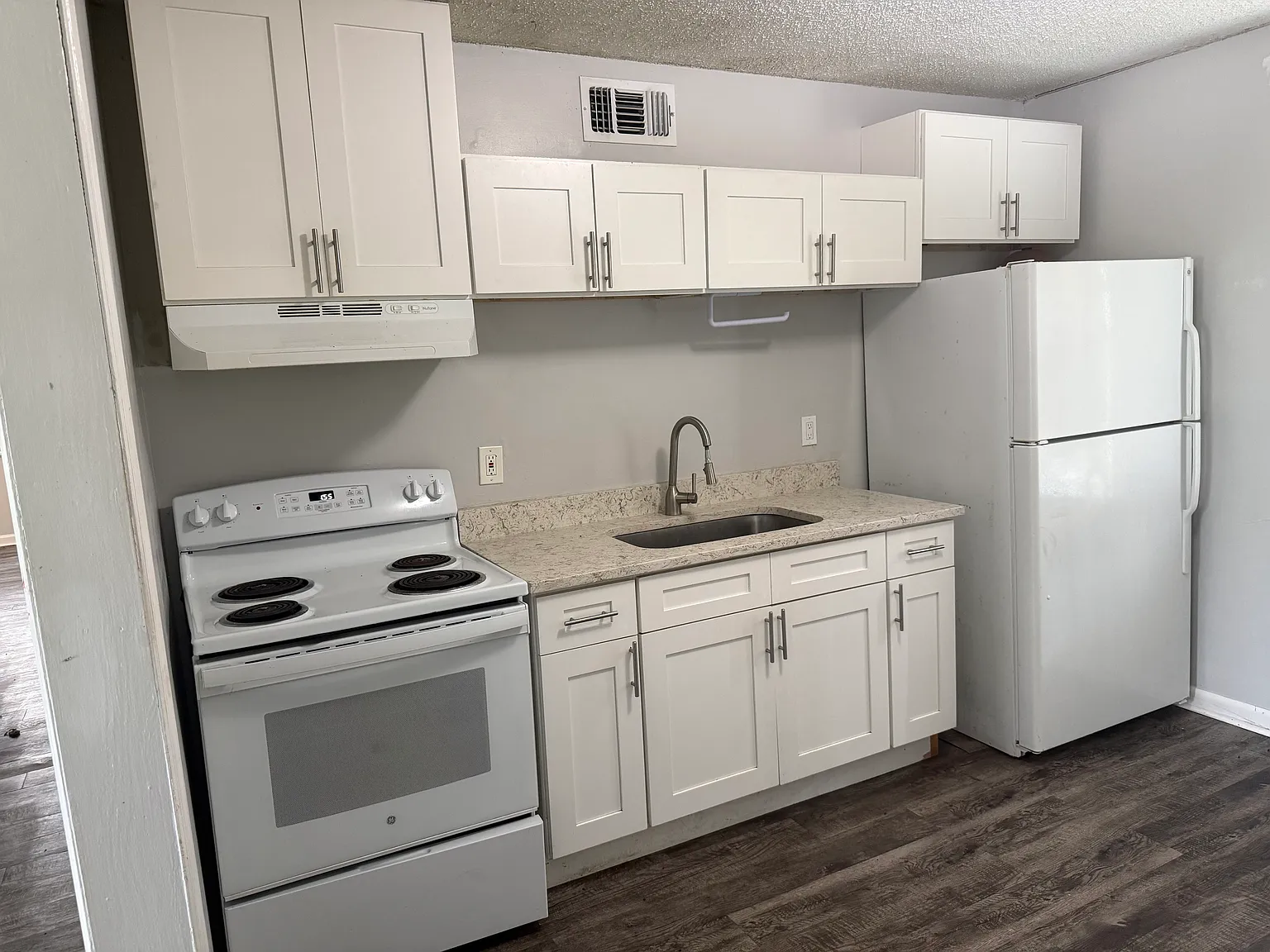 2 bed, 768 sqft, $1,200 — Photo 2