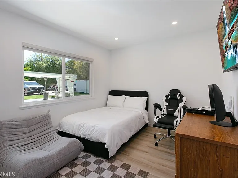22841 Calvert St — Photo 37