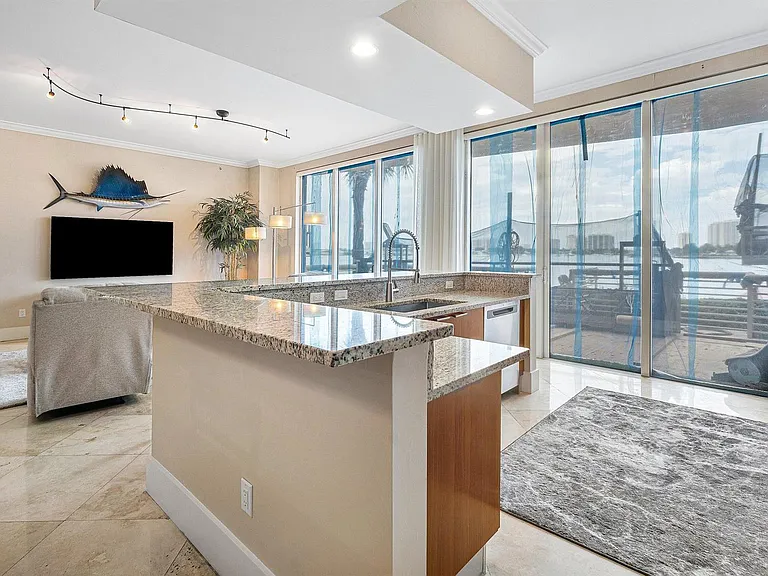 2640 Lake Shore Dr #107 — Photo 2