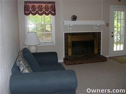 Den w/fireplace 14'10"x13'10"