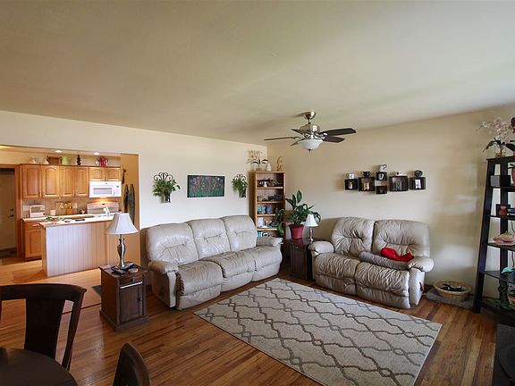 3rd image of 415 W 1st St