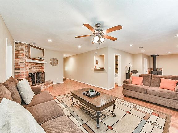 4th image of 2220 Riveroaks Dr