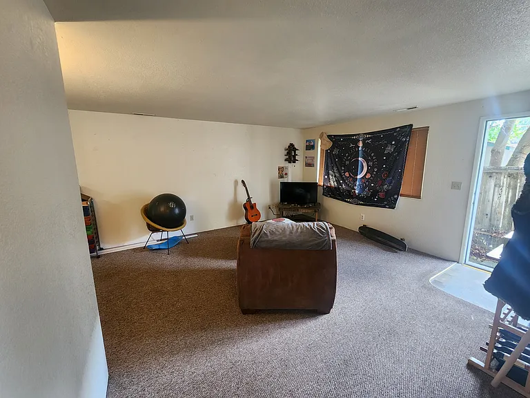 908 NW E St #B — Photo 2