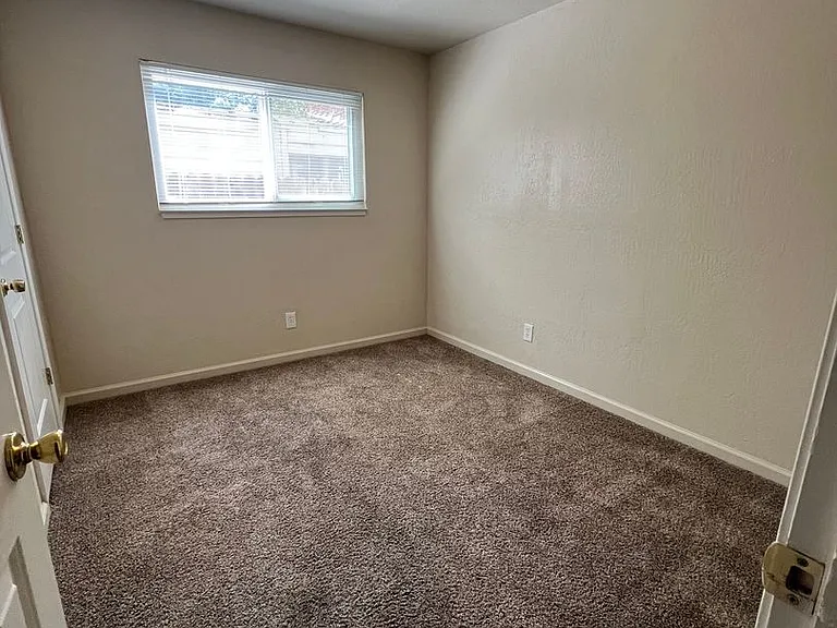 1143 W 1st St — Photo 24