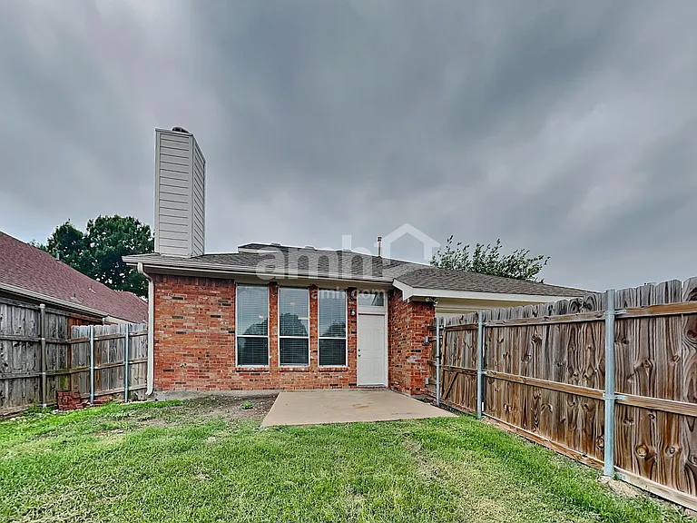 300 Trailwood Dr — Photo 19