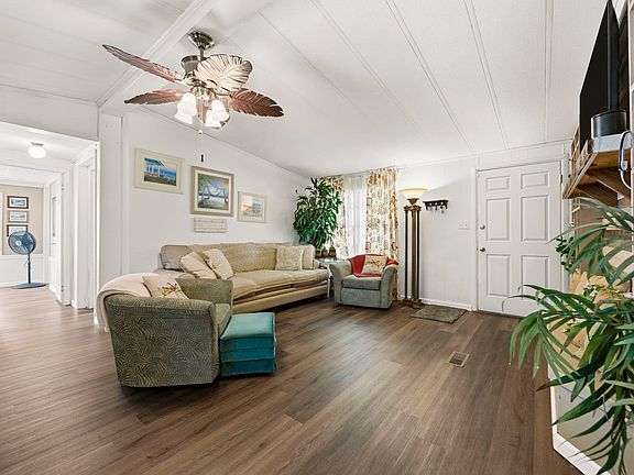4th image of 728 Garden Lake Dr.