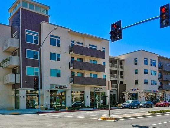 Great 3rd Floor Condo with easy access to retail and restaur