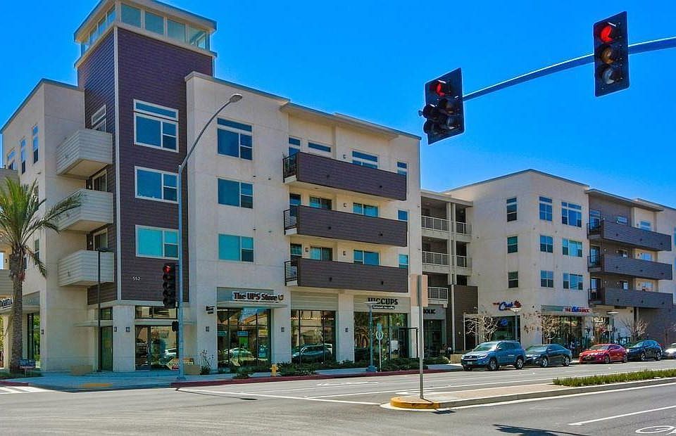Great 3rd Floor Condo with easy access to retail and restaur