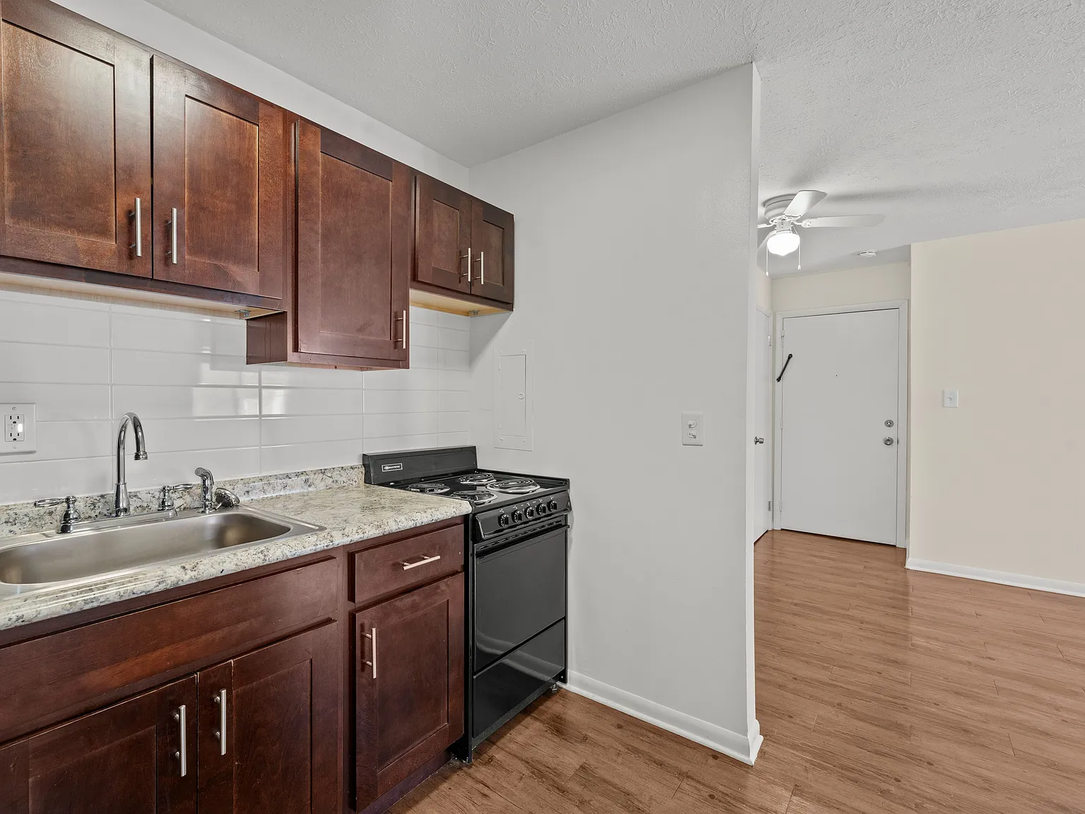 Attache Apartments — Photo 2