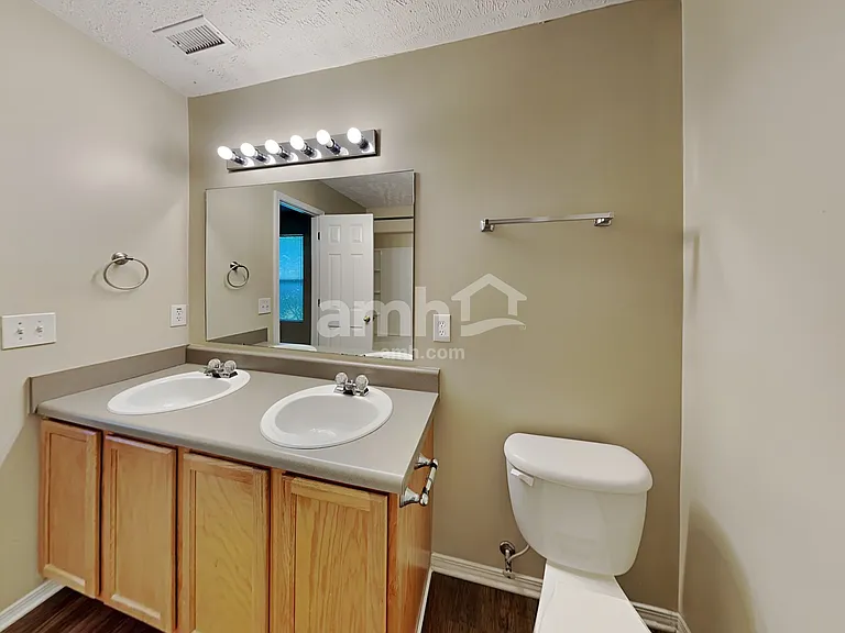 2111 Carlton Ln — Photo 14
