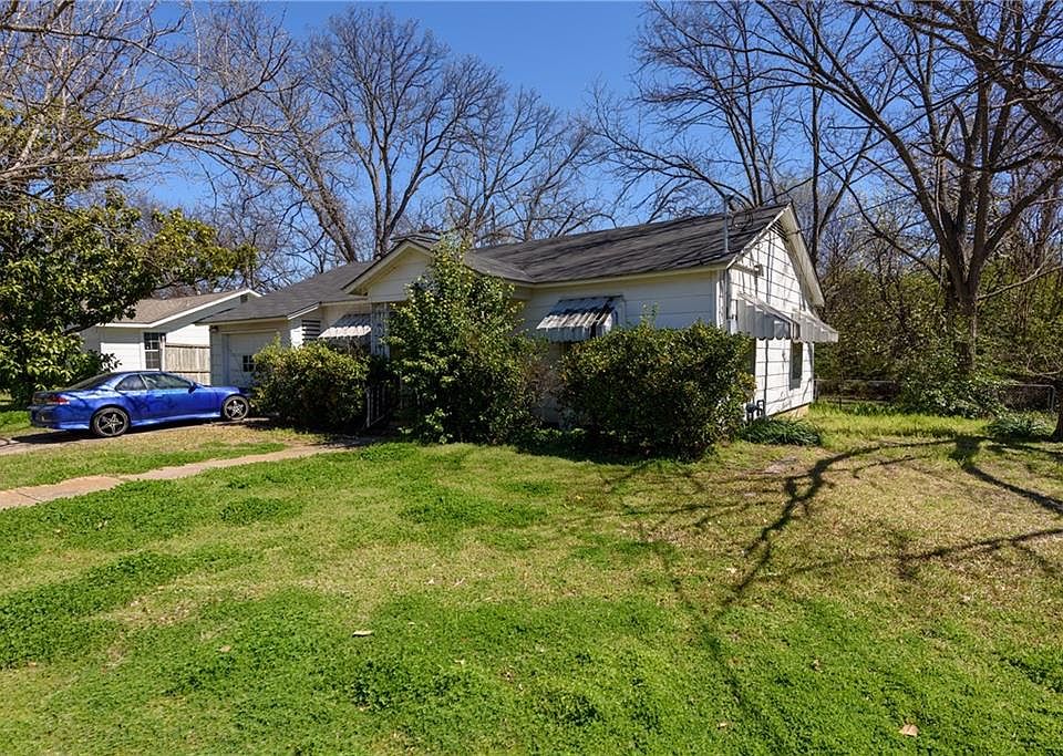 2nd image of 1200 Coit St