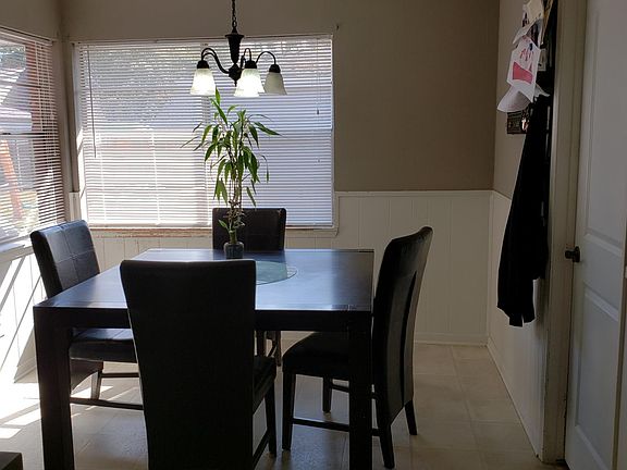 Breakfast area with fantastic lighting!