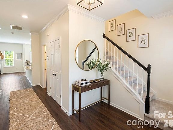 4th image of 626 Fountain Ct