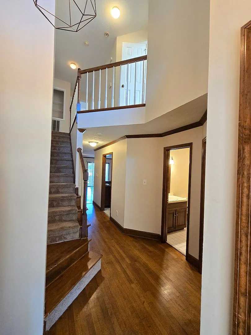 Spacious Townhouse for Rent! — Photo 2