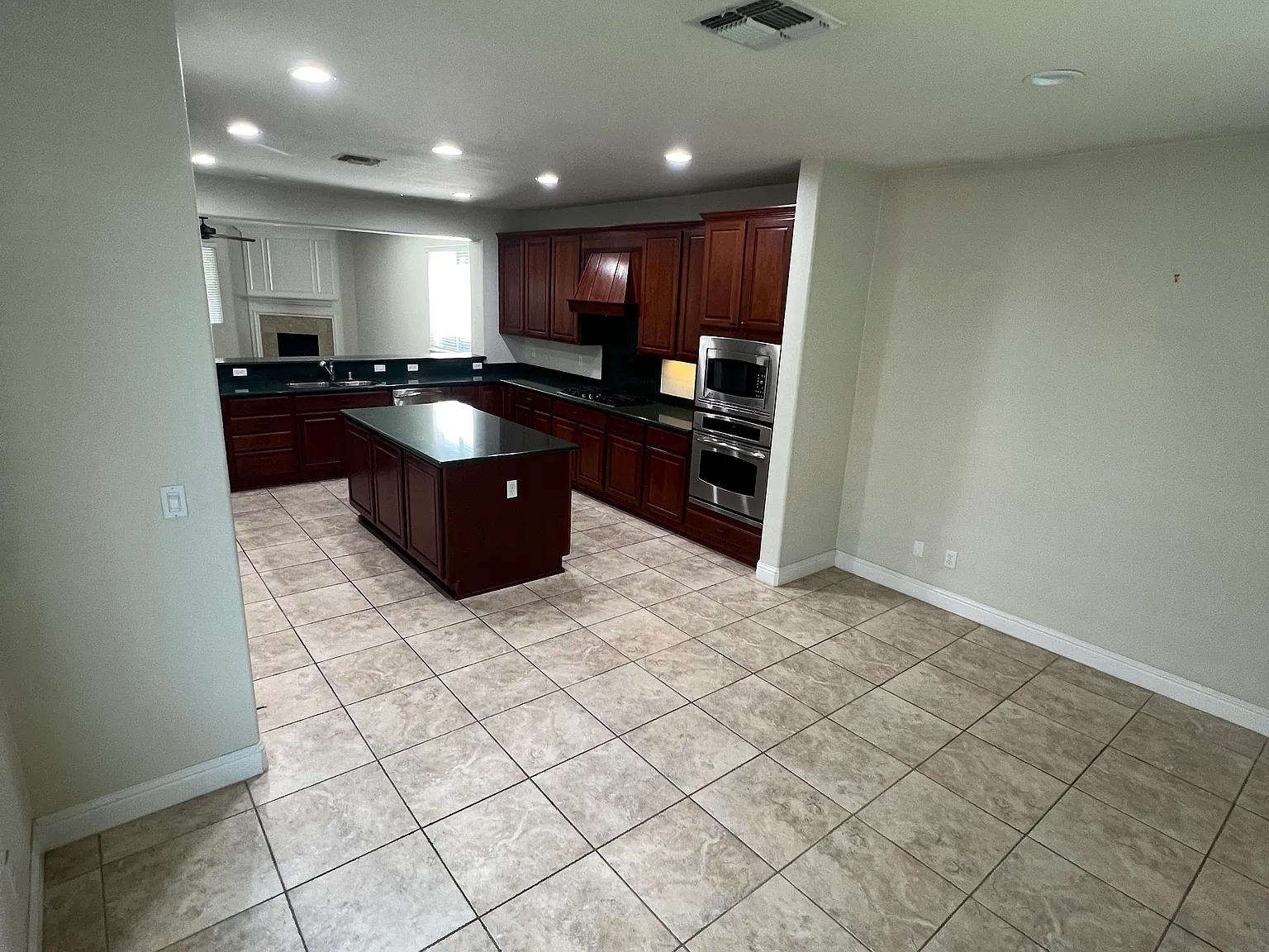 2 bed, 1988 sqft, $2,750 — Photo 3