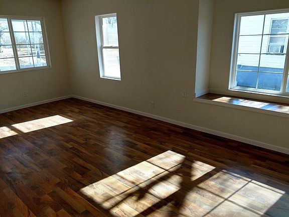 3rd image of 909 Avenue G