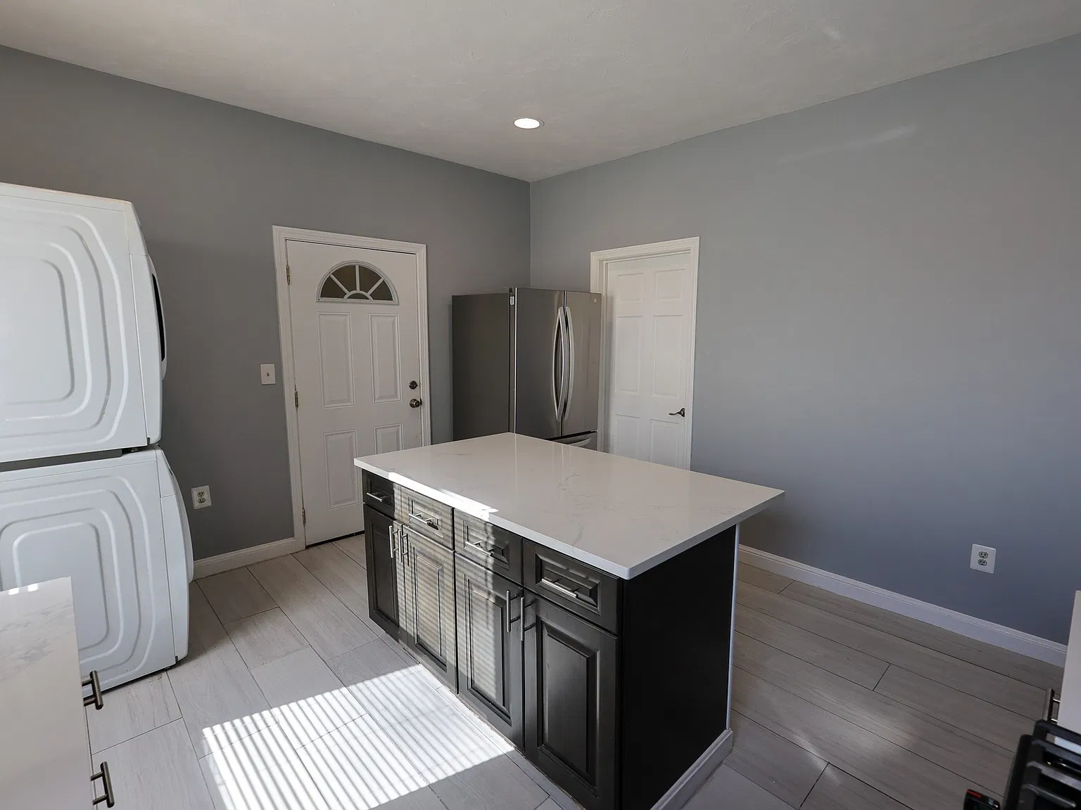 3 bed, 1.0 bath, 1200 sqft, $3,300 — Photo 4