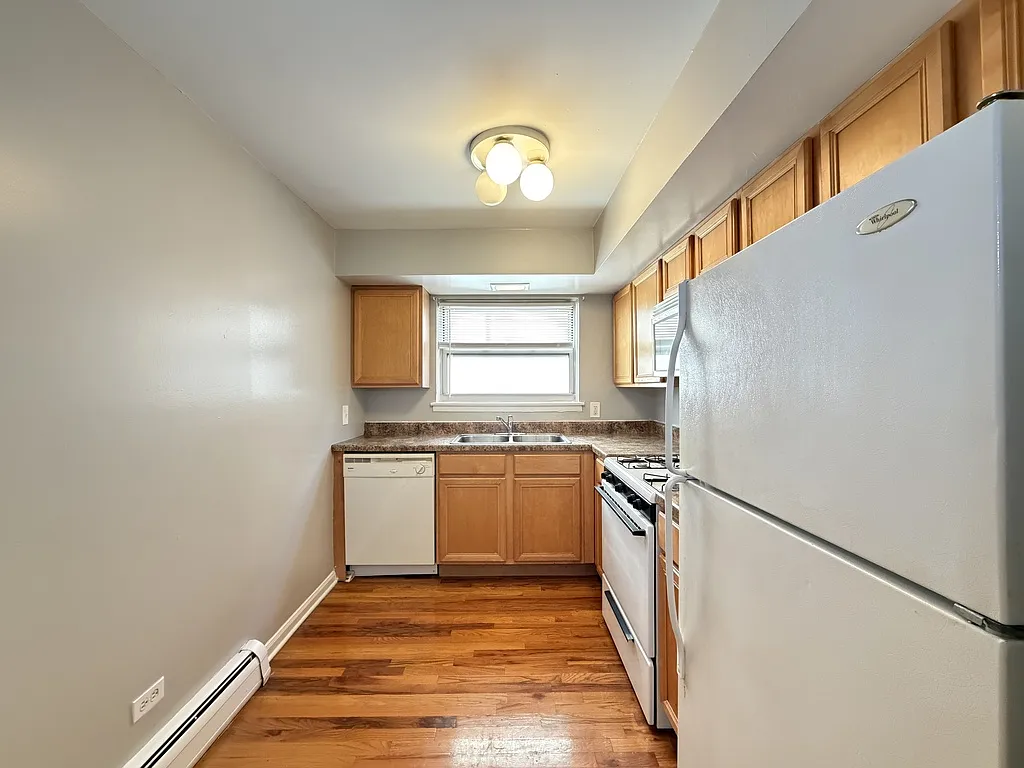 Amazing 1 Bed, 1 Bath at Sheridan + Broadway (Rogers Park) — Photo 2