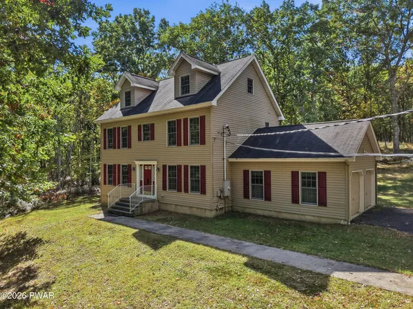 128 Friendship Dr, Hawley, PA 18428