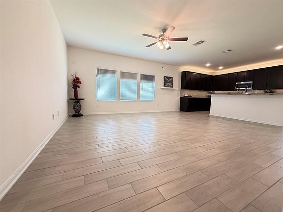 3rd image of 1104 Whippletree Trl