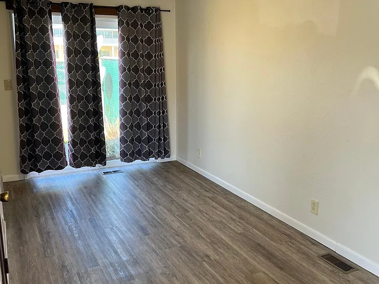 1703 Windsor Dr — Photo 3