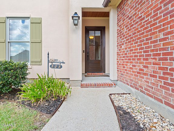 3rd image of 108 Dunvegan Ct