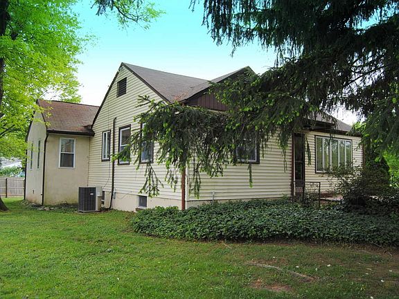 Sweeping Front and Side Yards!