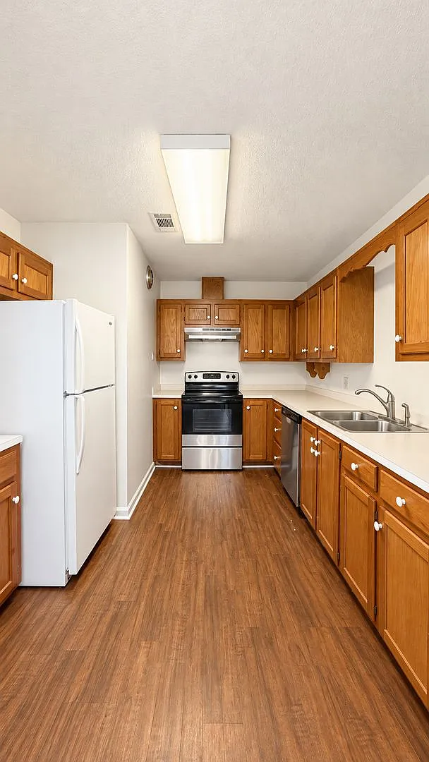 3 Bedroom House Off Old Jefferson — Photo 3