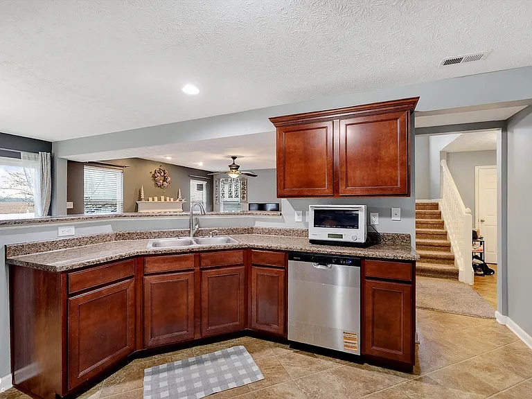 15472 Old Pond Cir — Photo 8