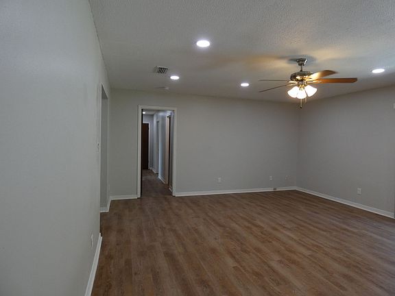 3rd image of 537 Tampico Blvd