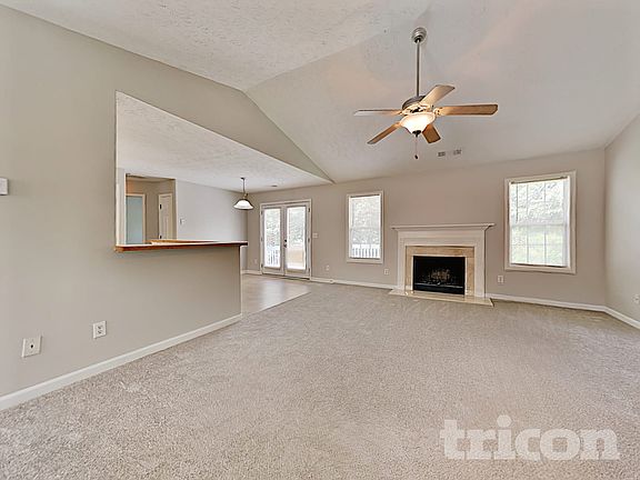 3rd image of 460 Vinemont Rdg