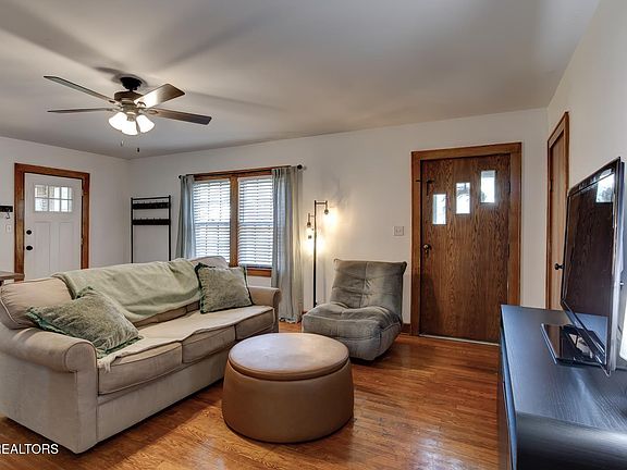 4th image of 167 College St S