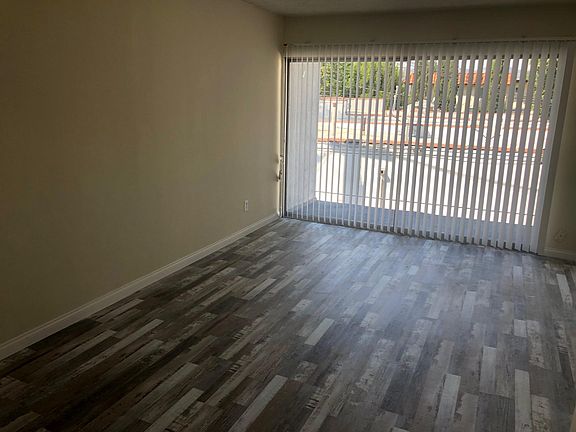 3rd image of 1005 E Garfield Ave #11