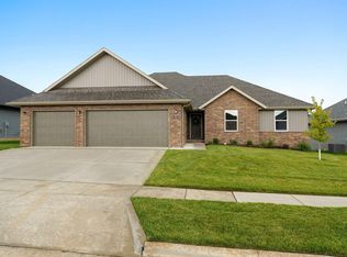 808 E Crew Dr, Nixa, MO 65714