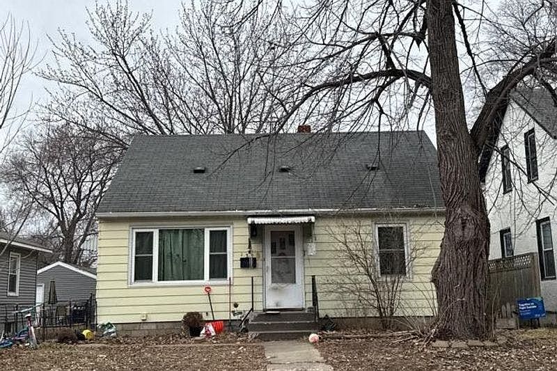 1st image of 137 26th Ave N