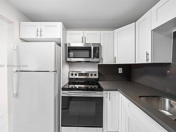 5th image of 3025 Mary St APT 1