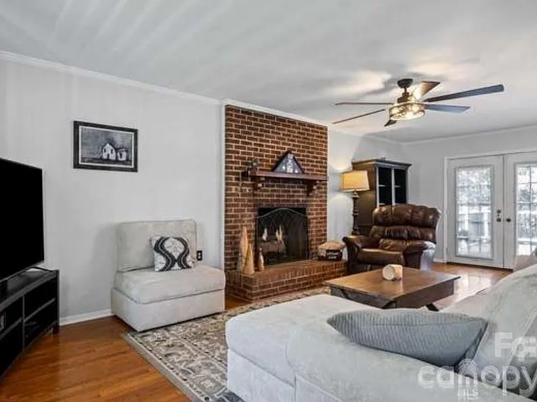 1212 Ashford St — Photo 2