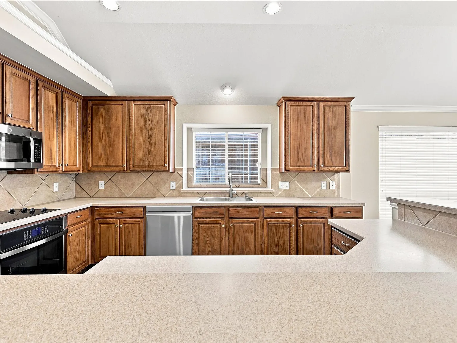 3 bed, 2168 sqft, $2,600 — Photo 4