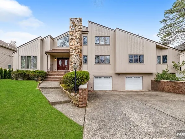169 Thomas Dr, Paramus, NJ 07652