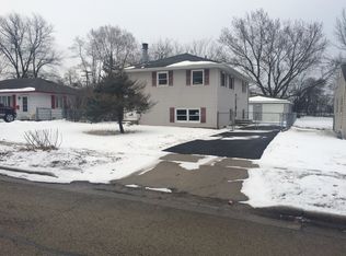 39 Golf View Ln, Carpentersville, IL 60110