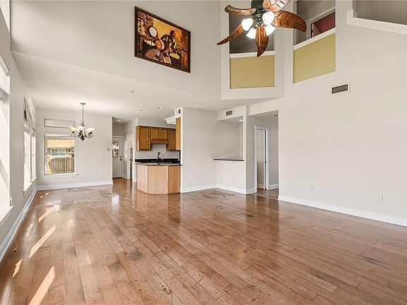 5th image of 305 Charles Ct