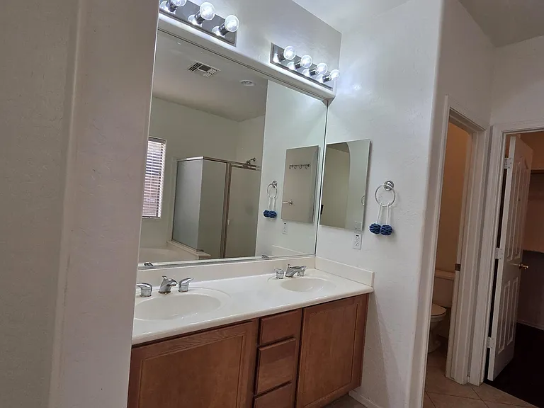 2709 W Redwood Ln — Photo 11