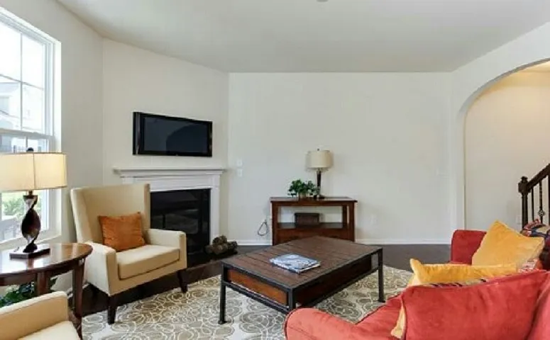 3 bed, 2.5 bath, 1700 sqft, $2,100 — Photo 3