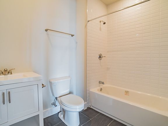 4th image of 5015-25 Warrington Ave #304